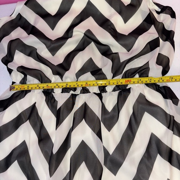 Guess Sleeveless Black and White Dress - Picture 8 of 10